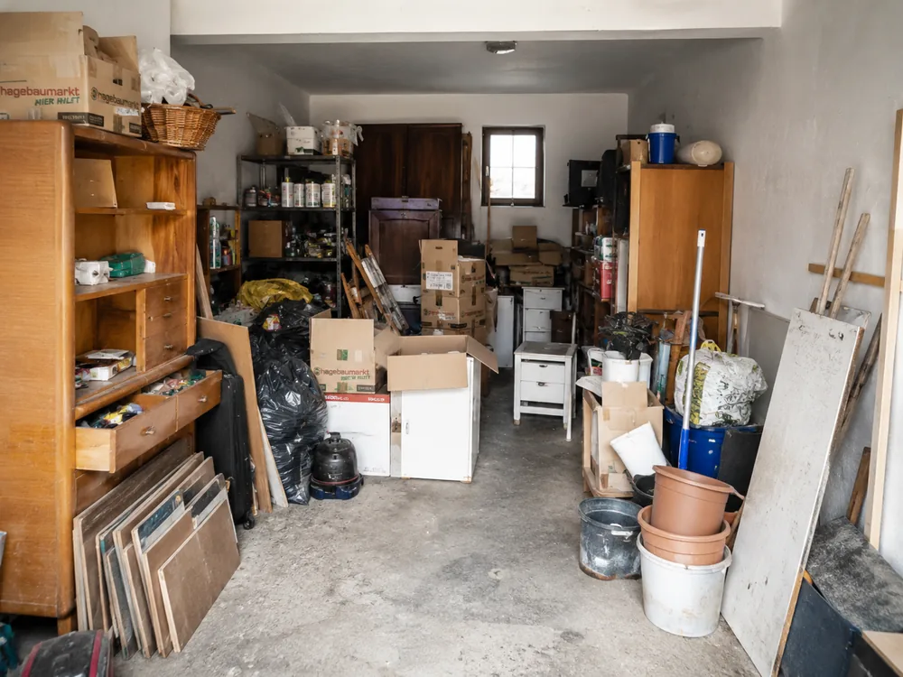 Vollgestellte Garage vor der Räumung