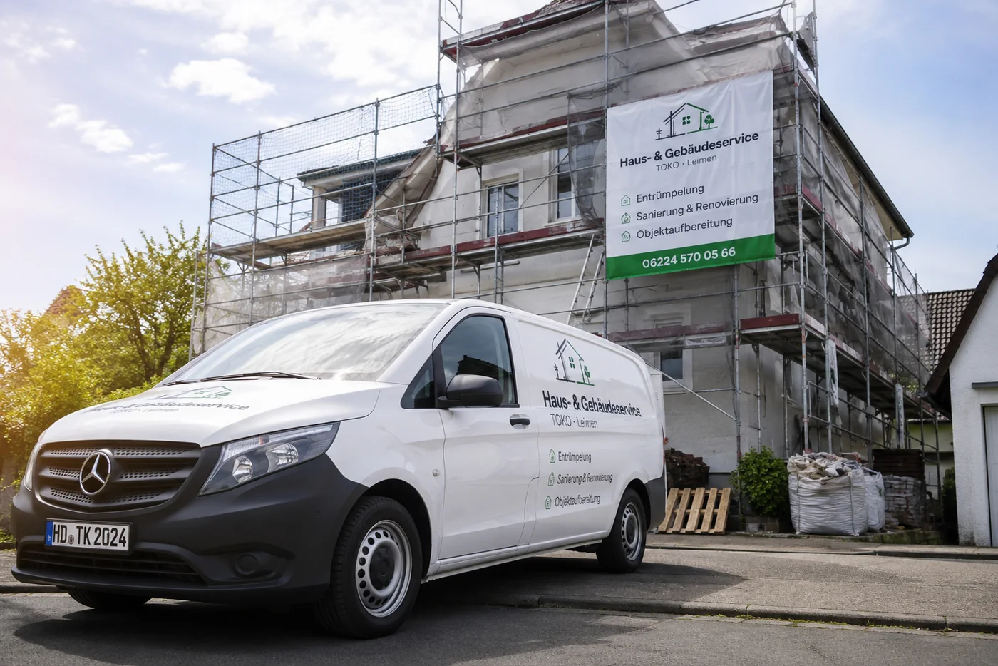 Firmenfahrzeug von Haus- und Gebäudeservice TOKO vor einem eingerüsteten Wohnhaus in Leimen